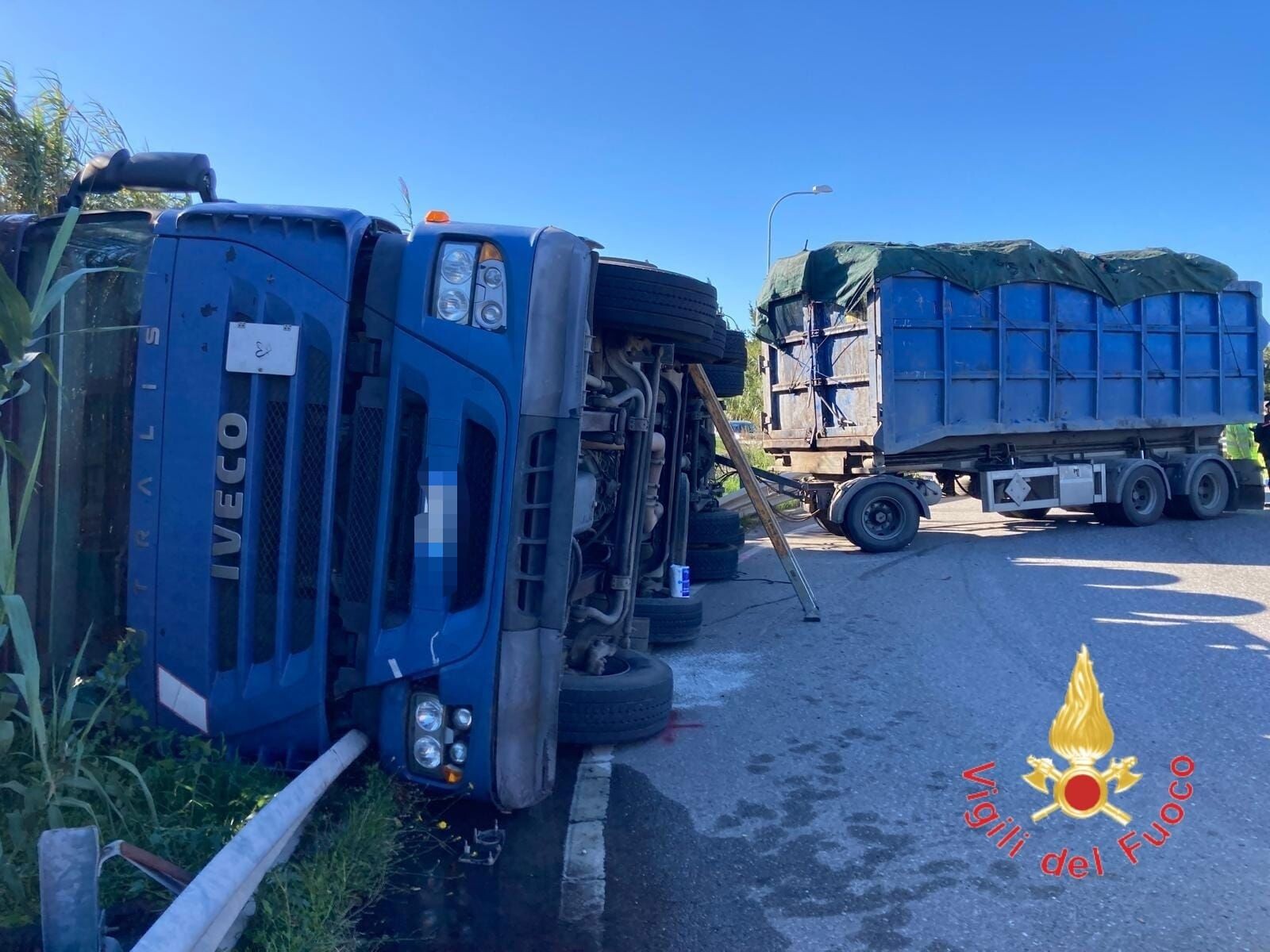 images Camion si ribalta sulla Statale 106 a Simeri Crichi: ferito il conducente