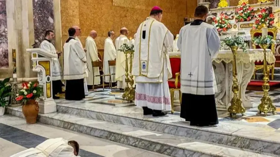 Catanzaro, l'arcivescovo Maniago ha ordinato diacono il giovane accolito Simone Samà images Catanzaro, l'arcivescovo Maniago ha ordinato diacono il giovane accolito Simone Samà
