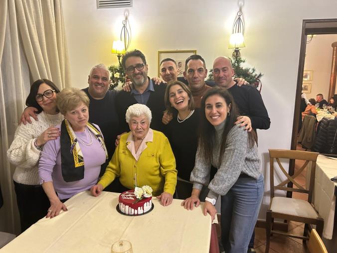 images Lamezia, ex alunni della sezione B del III Circolo S. Teodoro festeggiano i 95 anni della loro maestra 