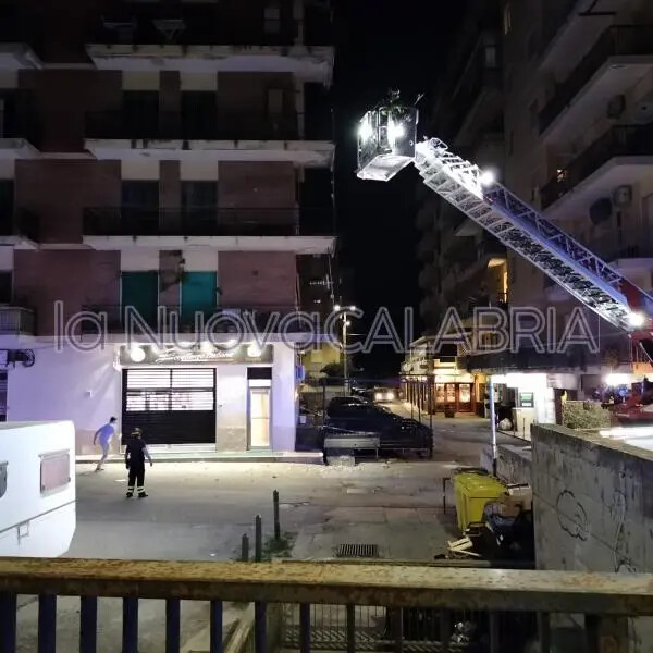 Catanzaro, piovono calcinacci vicino le giostre del quartiere Lido: sul posto Vigili del Fuoco images Catanzaro, piovono calcinacci vicino le giostre del quartiere Lido: sul posto Vigili del Fuoco