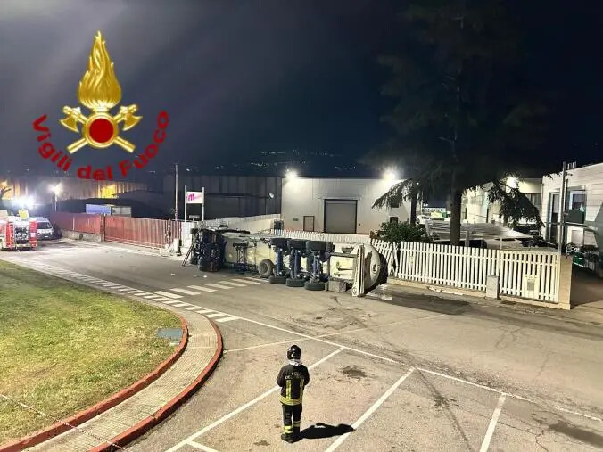 Rende, si ribalta autocisterna con gpl: intervengono i vigili del fuoco images Rende, si ribalta autocisterna con gpl: intervengono i vigili del fuoco