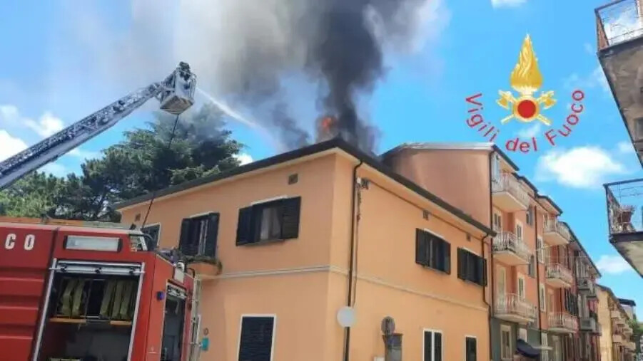 Paura a Vibo Valentia, prende fuoco il tetto di un'abitazione images Paura a Vibo Valentia, prende fuoco il tetto di un'abitazione