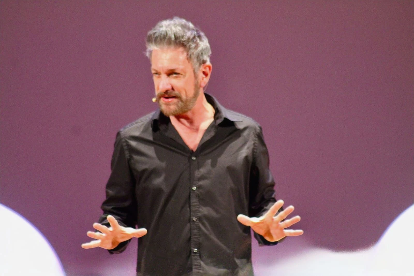 AMA Calabria, a Lamezia una serata entusiasmante con Sergio Assisi e Giuseppe Cantore in “Mi dimetto da uomo”