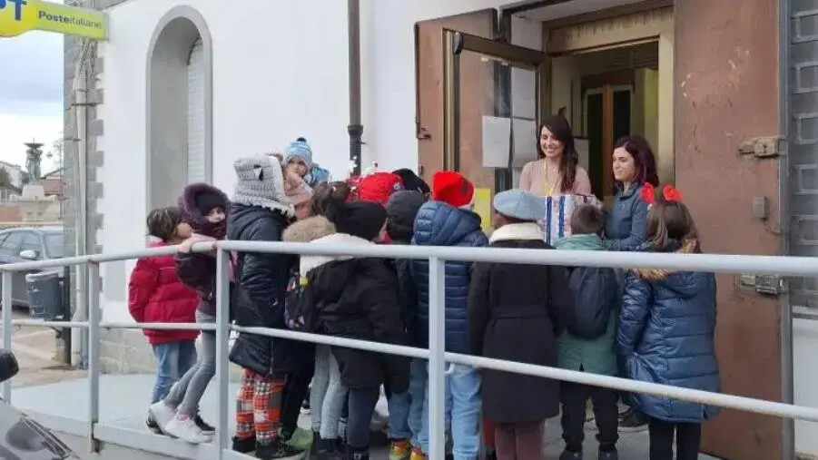 images I bambini di Brognaturo alle Poste con il sindaco per spedire le letterine a Babbo Natale   