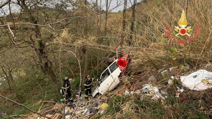 images Reggio Calabria, perde il controllo e finisce in un burrone: ferito il conducente