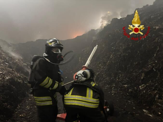 images Crotone, in fiamme un'azienda di smaltimento rifiuti (FOTO) 