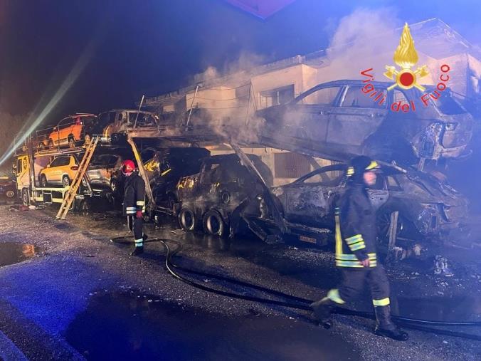 Gizzeria. In fiamme il mezzo che trasporta sei automobili: distrutte  images Gizzeria. In fiamme il mezzo che trasporta sei automobili: distrutte