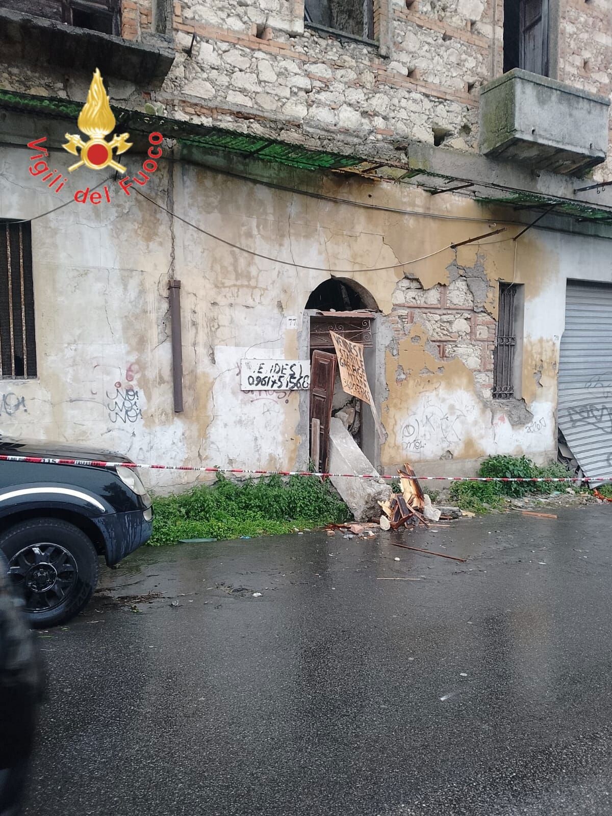 images Catanzaro, edificio pericolante su via Carlo V: strada interdetta con inversione senso di marcia