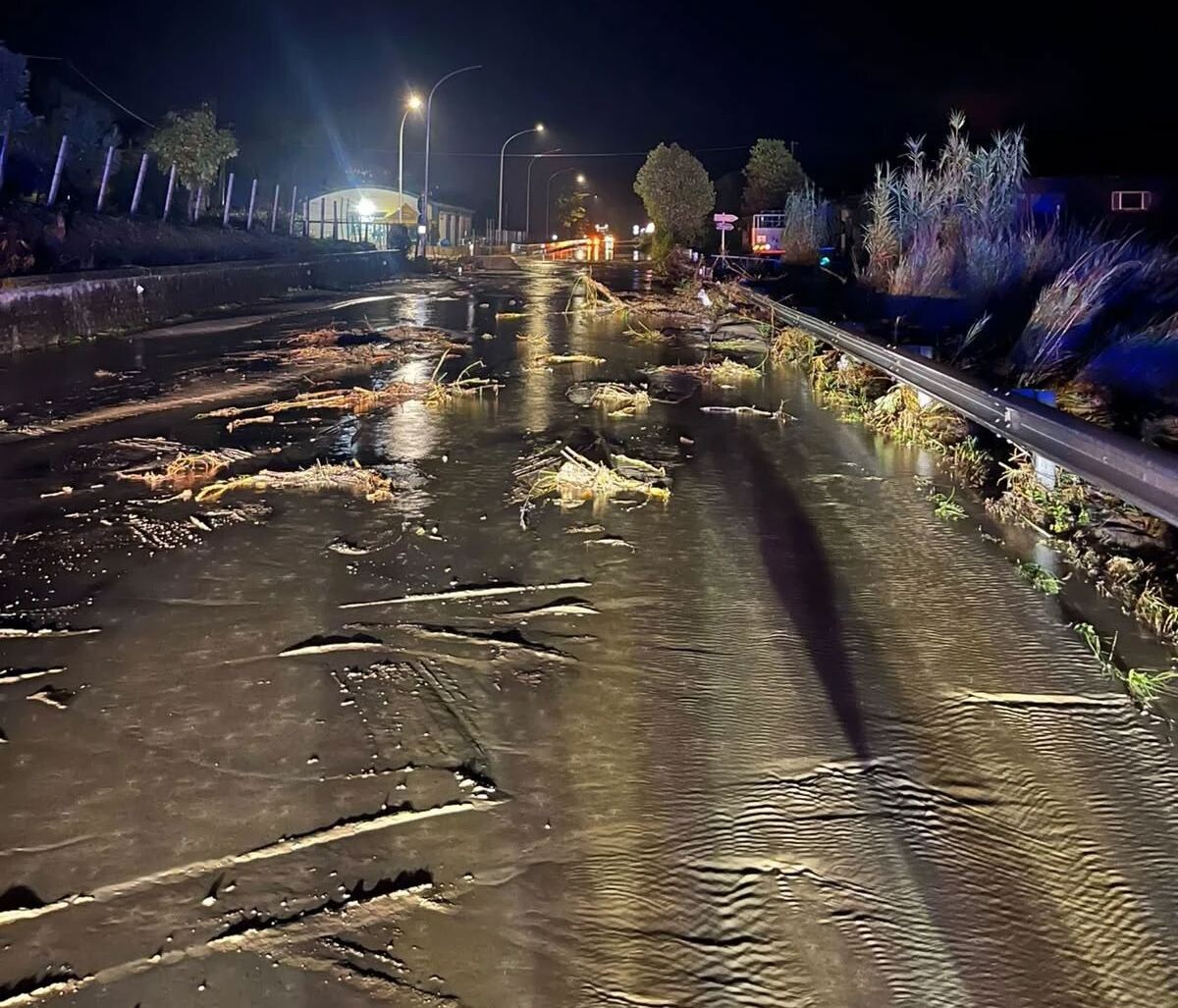 images Maltempo a Crotone, fango e detriti lungo la SS107:  automobilisti soccorsi dai vigili del fuoco (VIDEO)