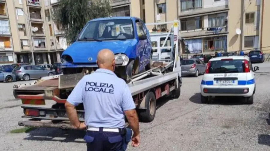 images Catanzaro, la polizia locale prosegue nella rimozione di auto abbandonate  