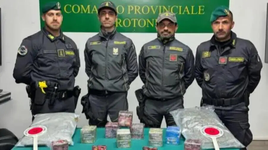 images Colpo al traffico di droga nel Crotonese: sequestrati oltre 9,5 chili di hashish e 2 di marijuana  
