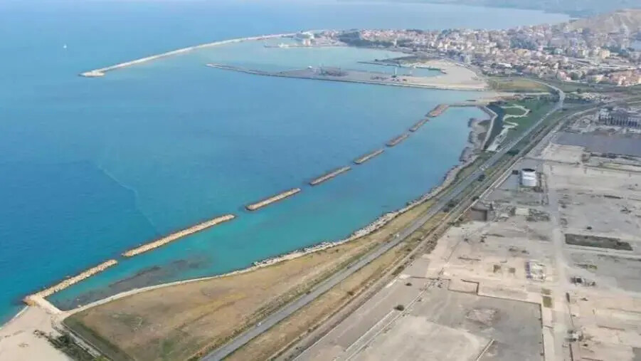 images Crotone, Errigo: "I rifiuti non si lasceranno in mezzo al mare a due passi dal fiume Esaro"