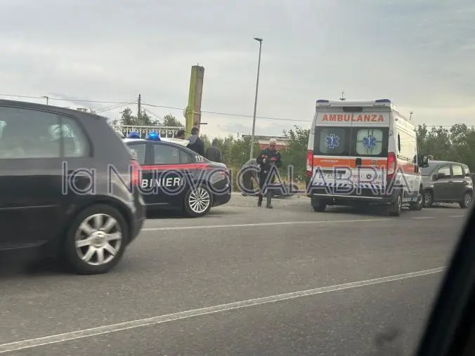 images Incidente sulla Ss 106: moto a terra a bordo strada a Sellia marina