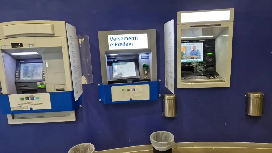 images Catanzaro, sfondati (di nuovo) gli sportelli bancomat di una banca su Corso Mazzini