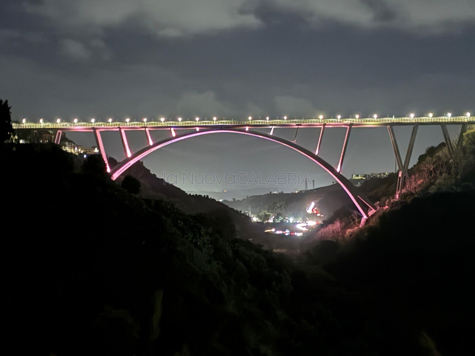 images Catanzaro si tinge di rosa: il viadotto Bisantis illuminato per il Giro d’Italia