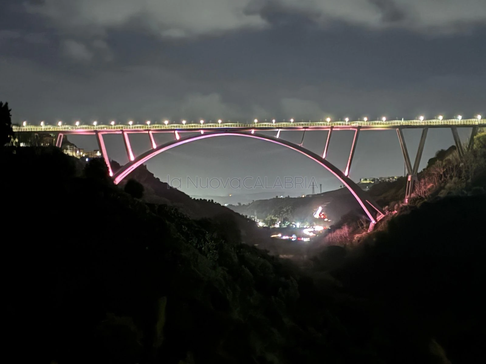 Catanzaro si tinge di rosa: il viadotto Bisantis illuminato per il Giro d’Italia