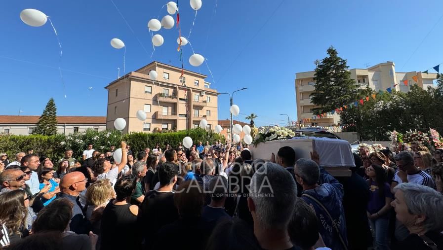 images L’ultimo straziante saluto a Martina, dolore e tristezza ai funerali questo pomeriggio 