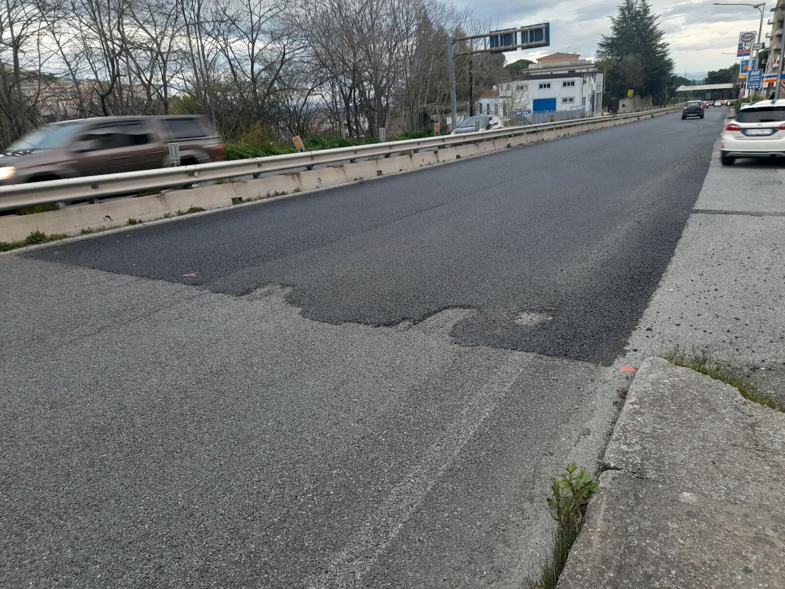 images Catanzaro, un lettore segnala: "Su Viale de Filippis asfalto posato male dopo alcuni lavori, il Comune non vigila?"