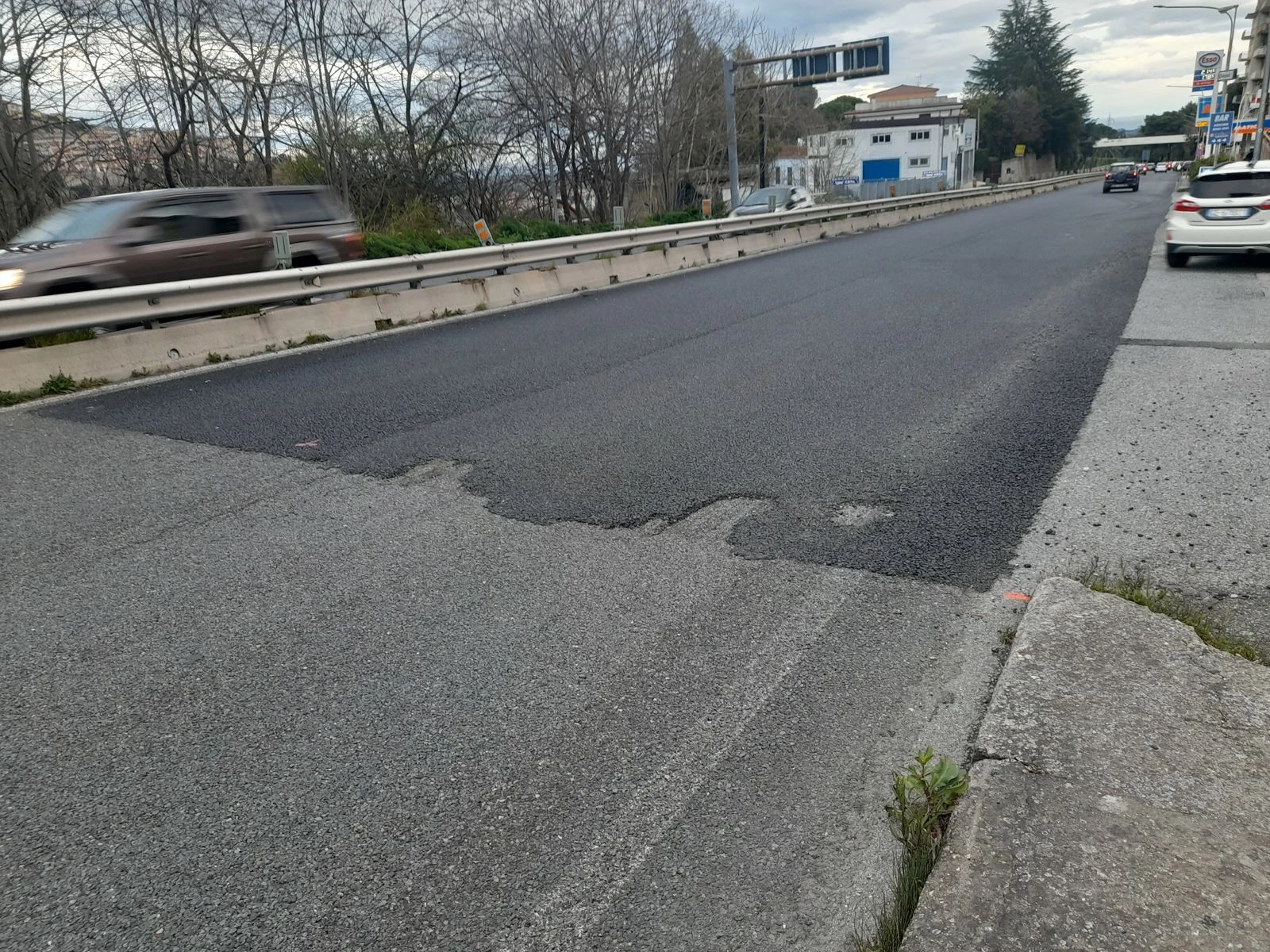 Catanzaro, un lettore segnala: "Su Viale de Filippis asfalto posato male dopo alcuni lavori, il Comune non vigila?"