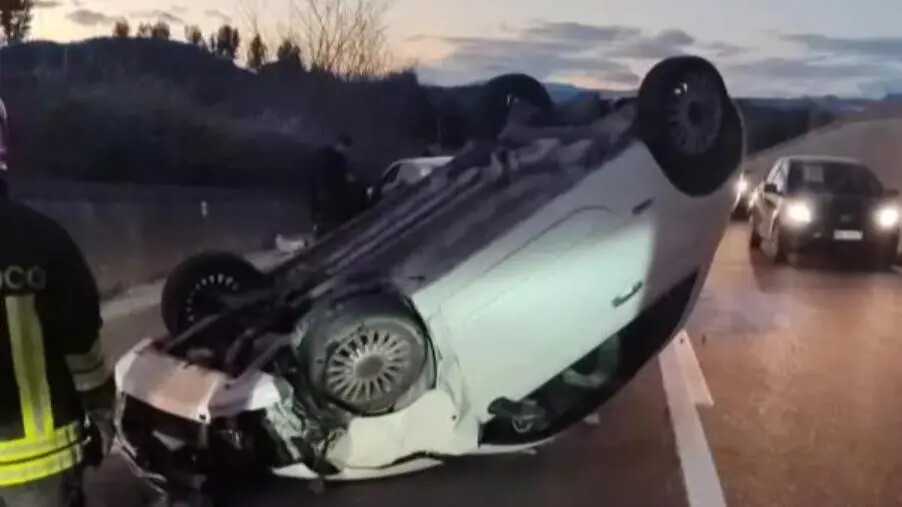 Scontro tra 2 auto sulla SS 107 nel Crotonese: due i feriti images Scontro tra 2 auto sulla SS 107 nel Crotonese: due i feriti