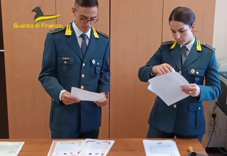 Svelata in Puglia un’organizzazione per il rilascio di titoli di studio e professionali falsi: coinvolti istituti calabresi images Svelata in Puglia un’organizzazione per il rilascio di titoli di studio e professionali falsi: coinvolti istituti calabresi