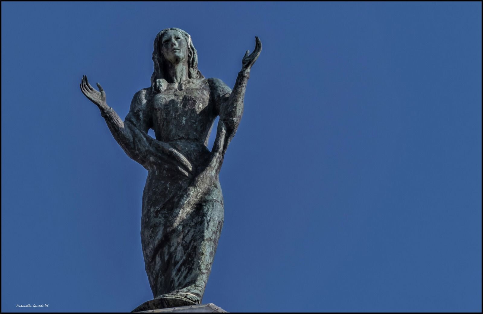 images A Catanzaro Lido la mostra "Trame di Luce e di Materia": dove la luce diventa preghiera