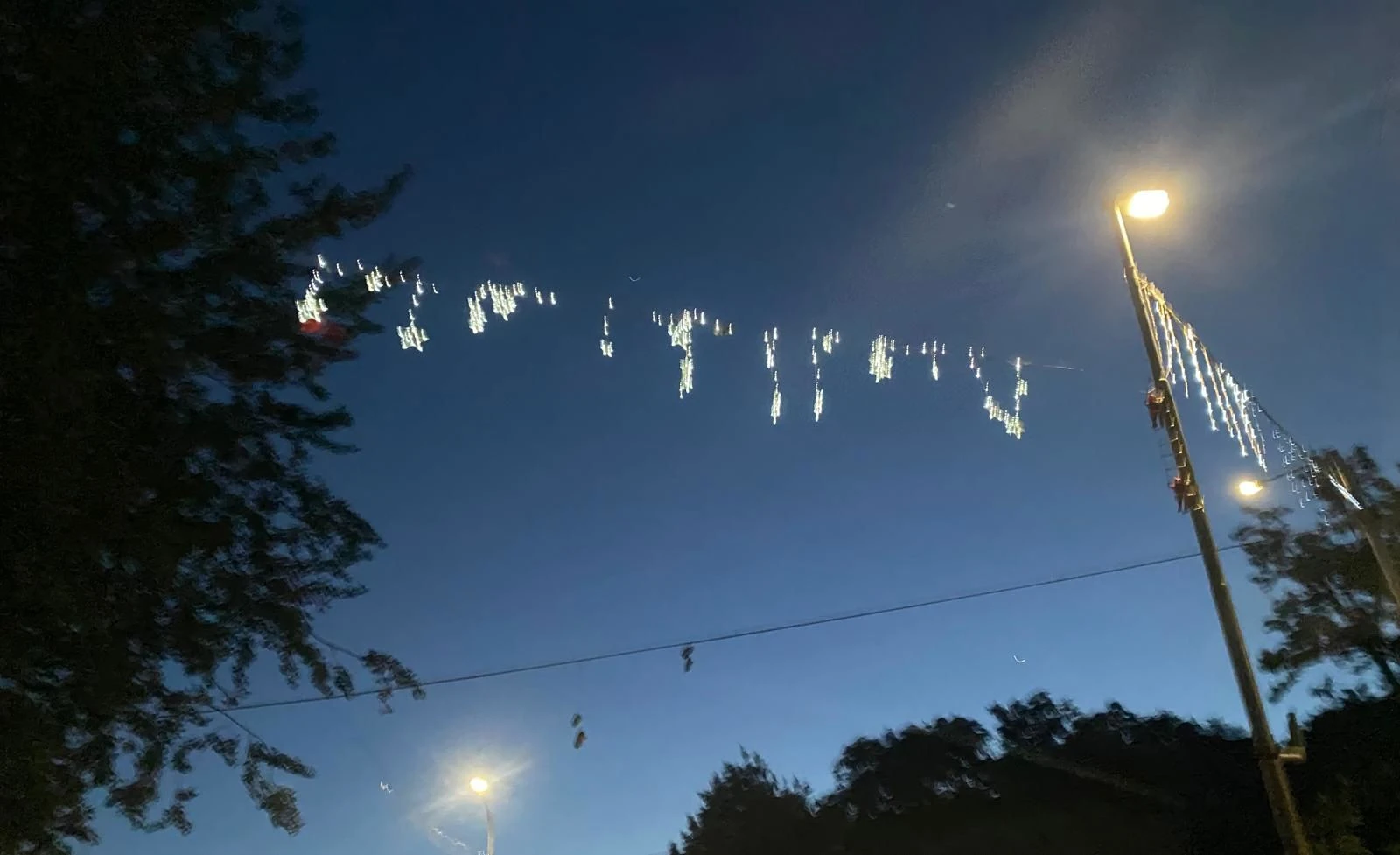 Catanzaro, le luminarie natalizie fuori stagione nel quartiere Janò 