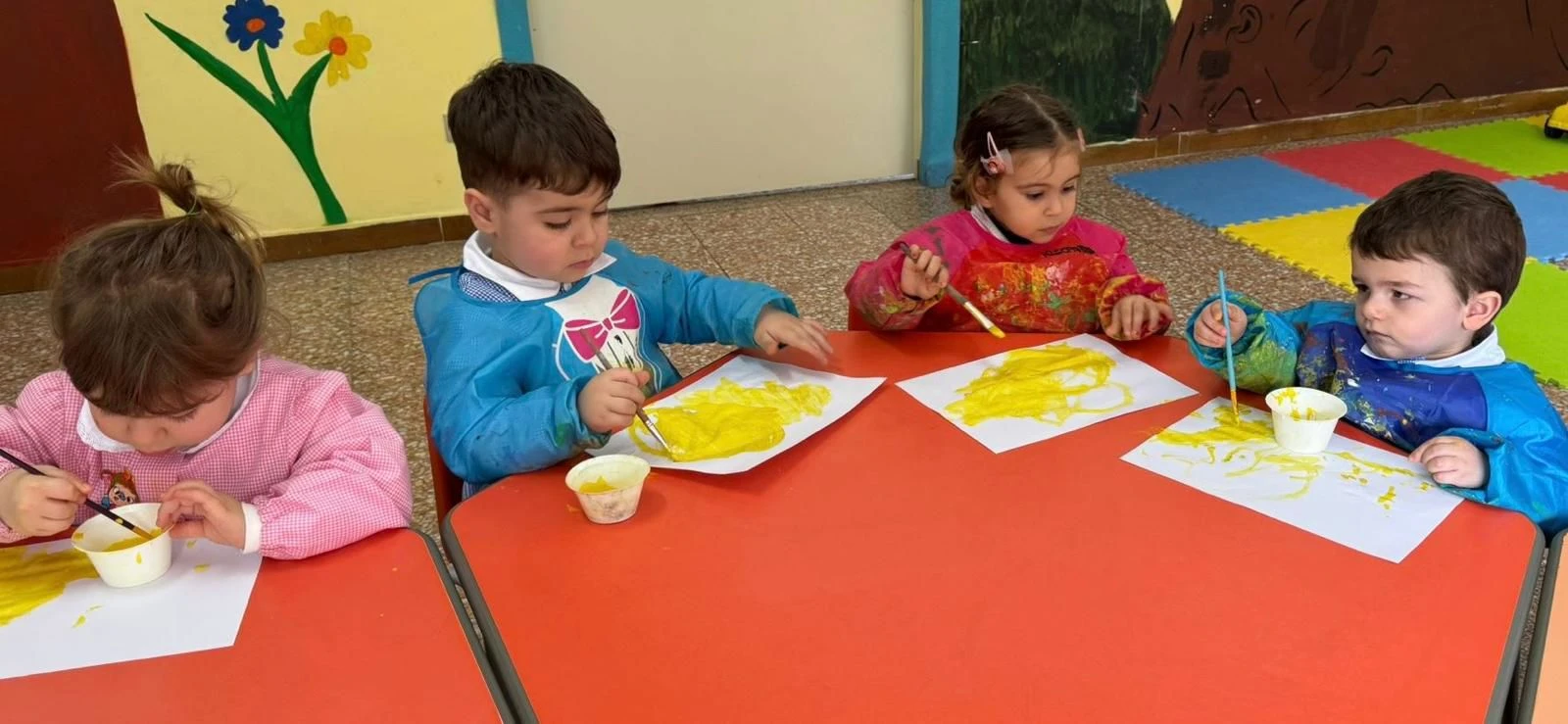 Festa della donna, al Plesso Giardini di Bisignano la mimosa nasce dall'impronta dei bambini
