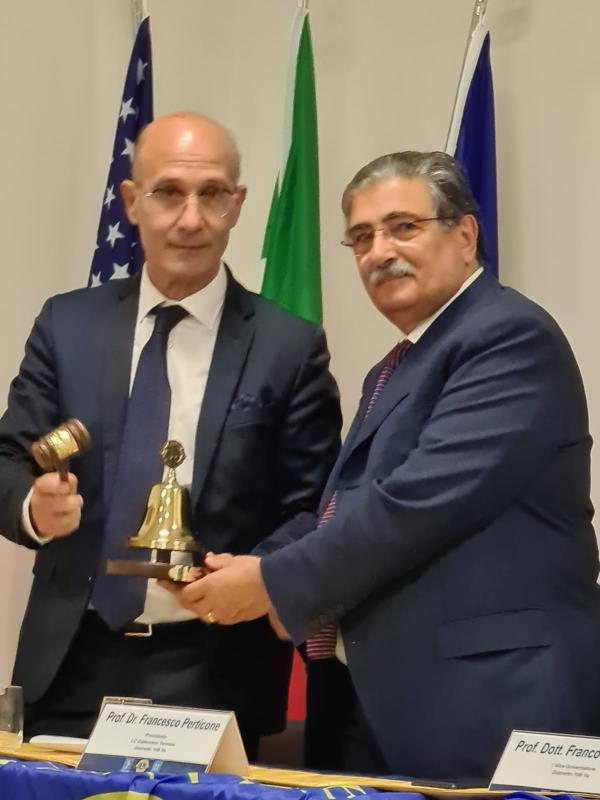 Passaggio della campana per il Lions club Catanzaro Temesa: l'avv. Vincenzo Arnò subentra al prof. Franco Perticone images Passaggio della campana per il Lions club Catanzaro Temesa: l'avv. Vincenzo Arnò subentra al prof. Franco Perticone
