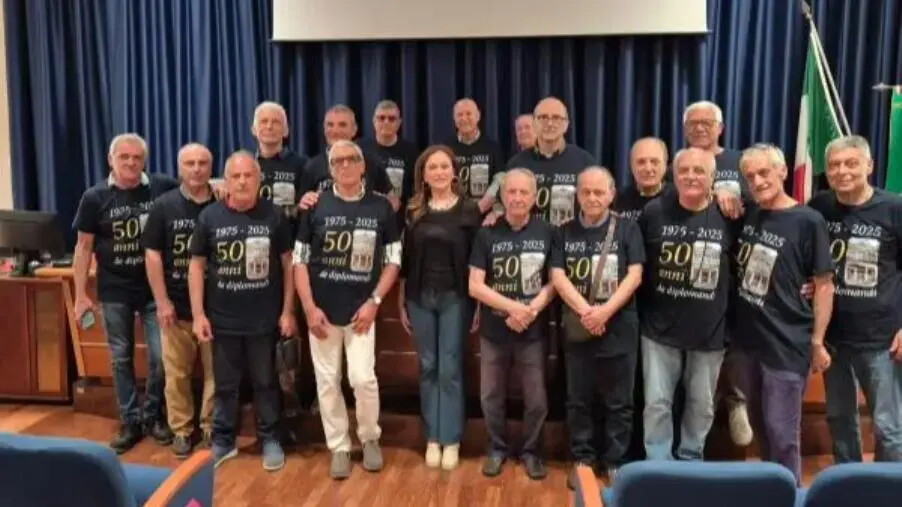 images Catanzaro, gli alunni della 5A elettronica dello "Scalfaro" si incontrano a 50 anni dal diploma 