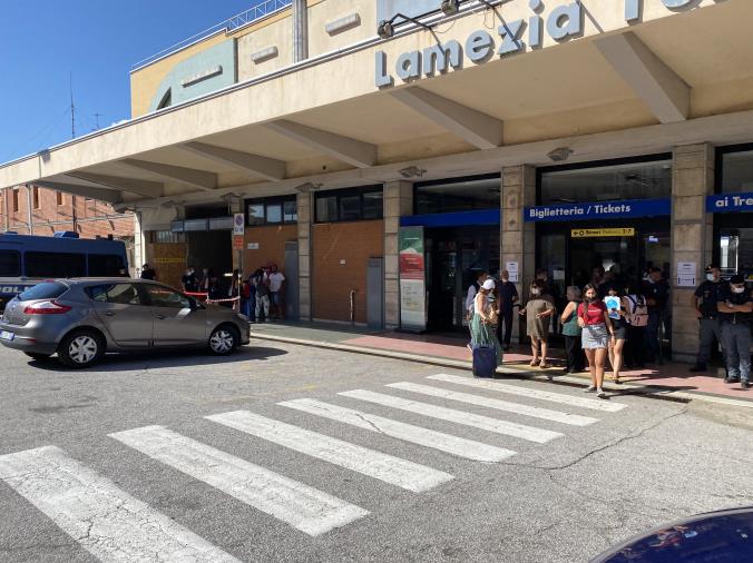 Flop dei No Green Pass alla stazione di Lamezia: polizia schierata ma nessun manifestante images Flop dei No Green Pass alla stazione di Lamezia: polizia schierata ma nessun manifestante