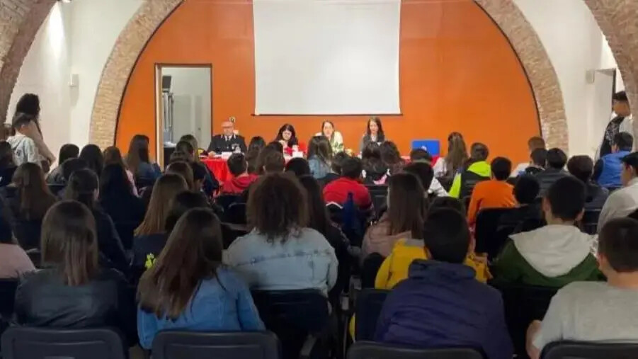 images Rocca di Neto, i carabinieri incontrano i ragazzi del Comprensivo 