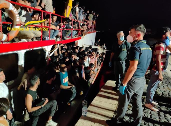 images Crotone, intercettato e fermato un peschereccio con 252 migranti: rischiava l’impatto sulla costa  