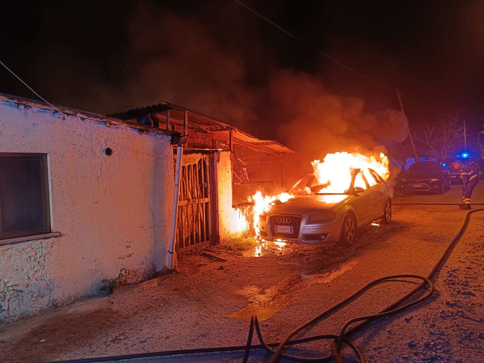 Incendio a Davoli: decisivo l’intervento del Radiomobile di Soverato, ferito un brigadiere images Incendio a Davoli: decisivo l’intervento del Radiomobile di Soverato, ferito un brigadiere