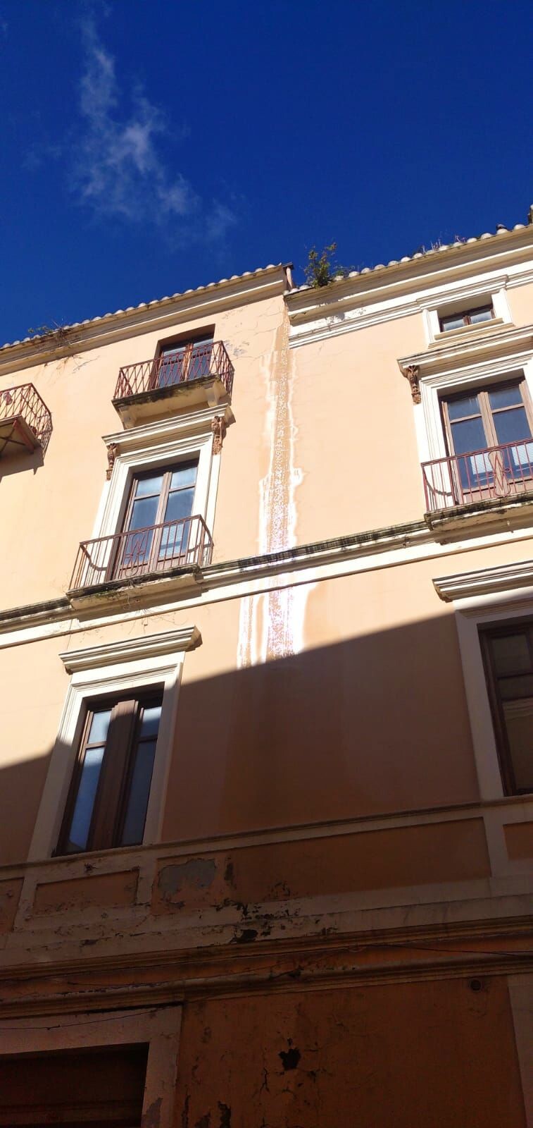 Grondaia intasata vieta l'ingresso a un negozio di Catanzaro, Ladalardo: "Nessuno interviene" images Grondaia intasata vieta l'ingresso a un negozio di Catanzaro, Ladalardo: "Nessuno interviene"