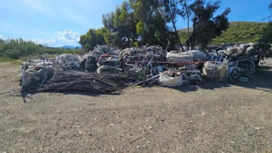 images Oltre 350 metri cubi di rifiuti depositati all’aperto sul suolo nudo nel Crotonese: una denuncia