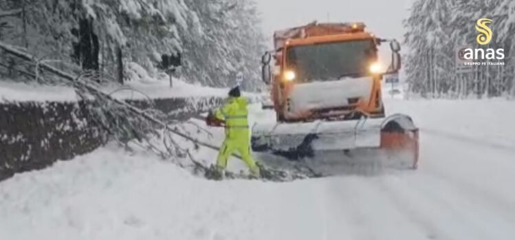 images Maltempo in Calabria, personale e mezzi Anas al lavoro per le intense nevicate sulle strade cosentine  