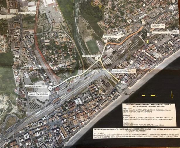 images Sarà eliminato il passaggio a livello di viale Crotone a Lido: ci sarà un sottopasso. Abramo approva il progetto