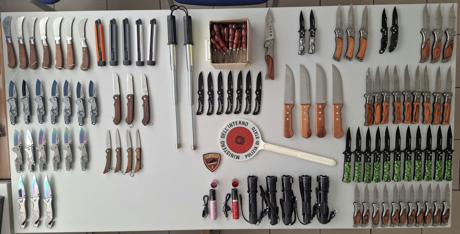 images Maxi sequestro della Polizia a Crotone, 81 tra coltelli, punteruoli e storditori: il plauso del SIULP
