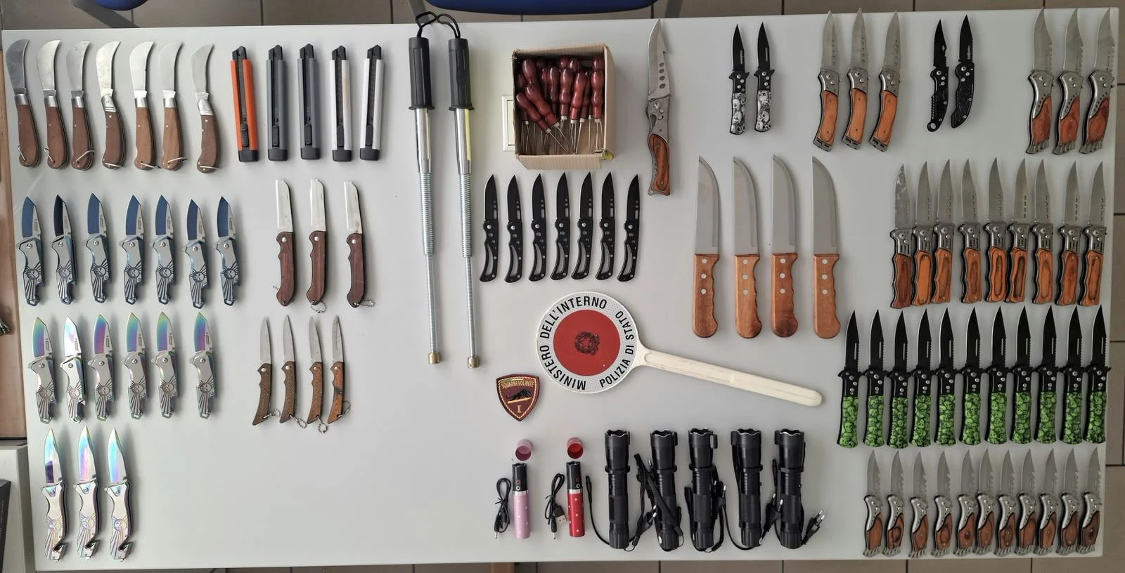 Maxi sequestro della Polizia a Crotone, 81 tra coltelli, punteruoli e storditori: il plauso del SIULP