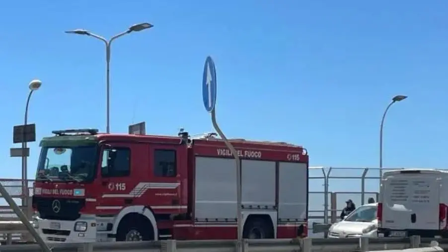 images Perde il controllo dell'auto per l'esplosione di uno pneumatico: paura sul ponte di Catanzaro