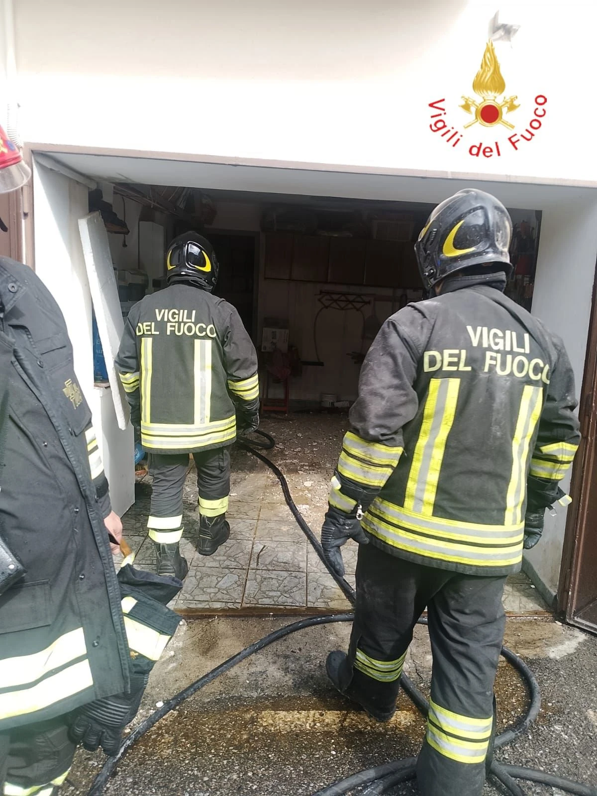 In fiamme un fabbricato a Pianopoli: nessun ferito 