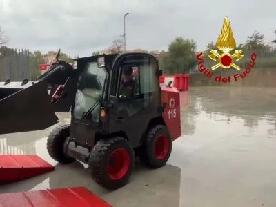 Maltempo, diversi disagi nel Crotonese: ribaltato un mezzo dei vigili del fuoco 