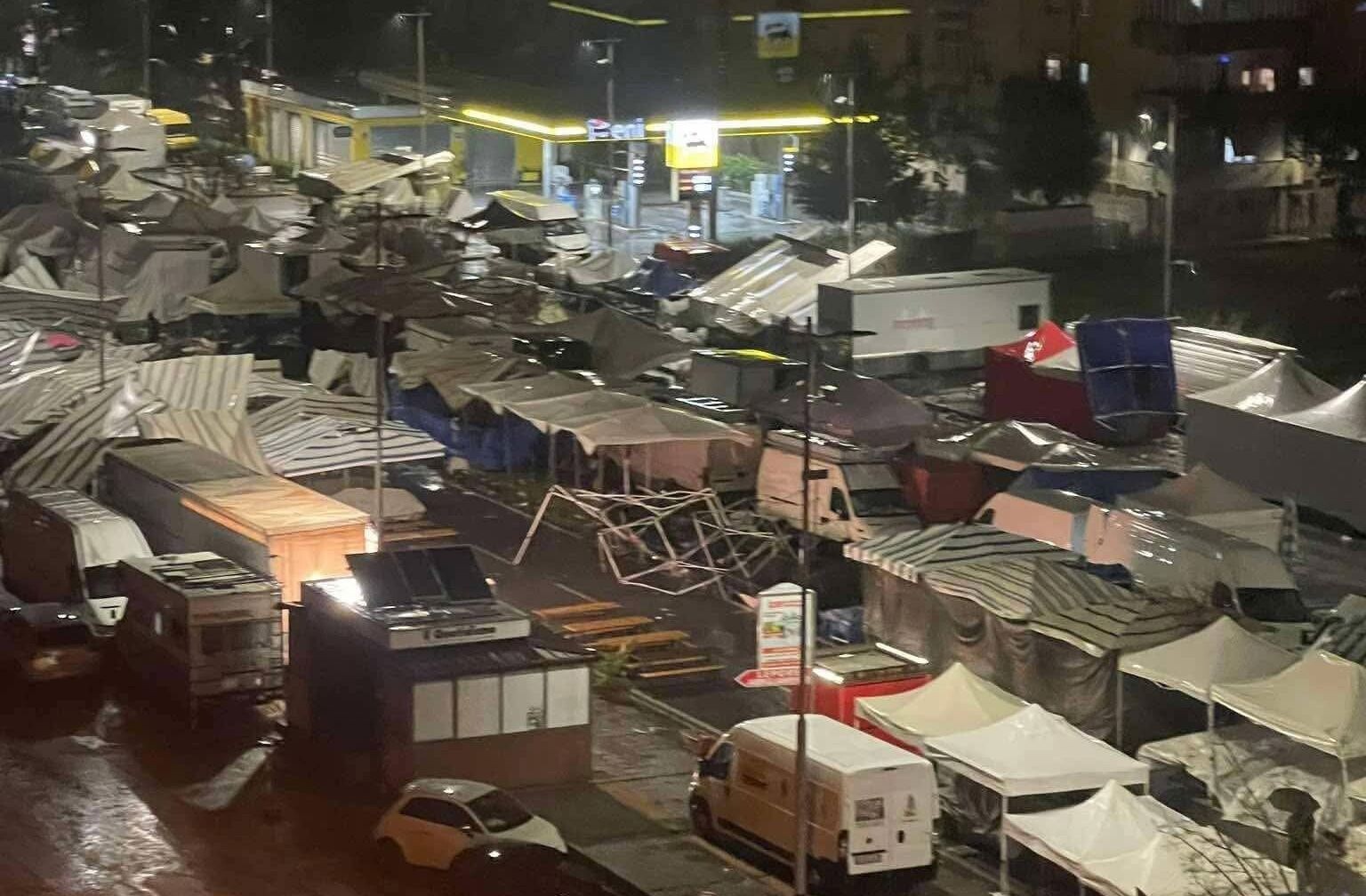 images Il Ciclone Olinda flagella Cosenza: bomba d'acqua devasta gli stand della fiera di San Giuseppe