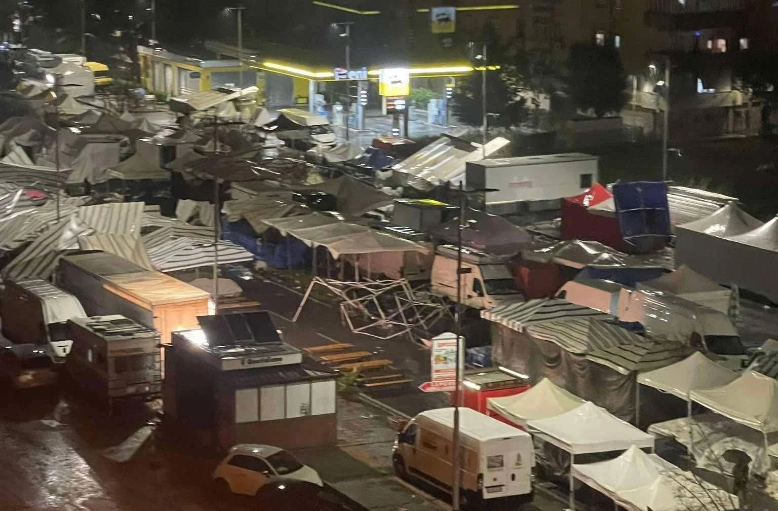 Il Ciclone Olinda flagella Cosenza: bomba d'acqua devasta gli stand della fiera di San Giuseppe