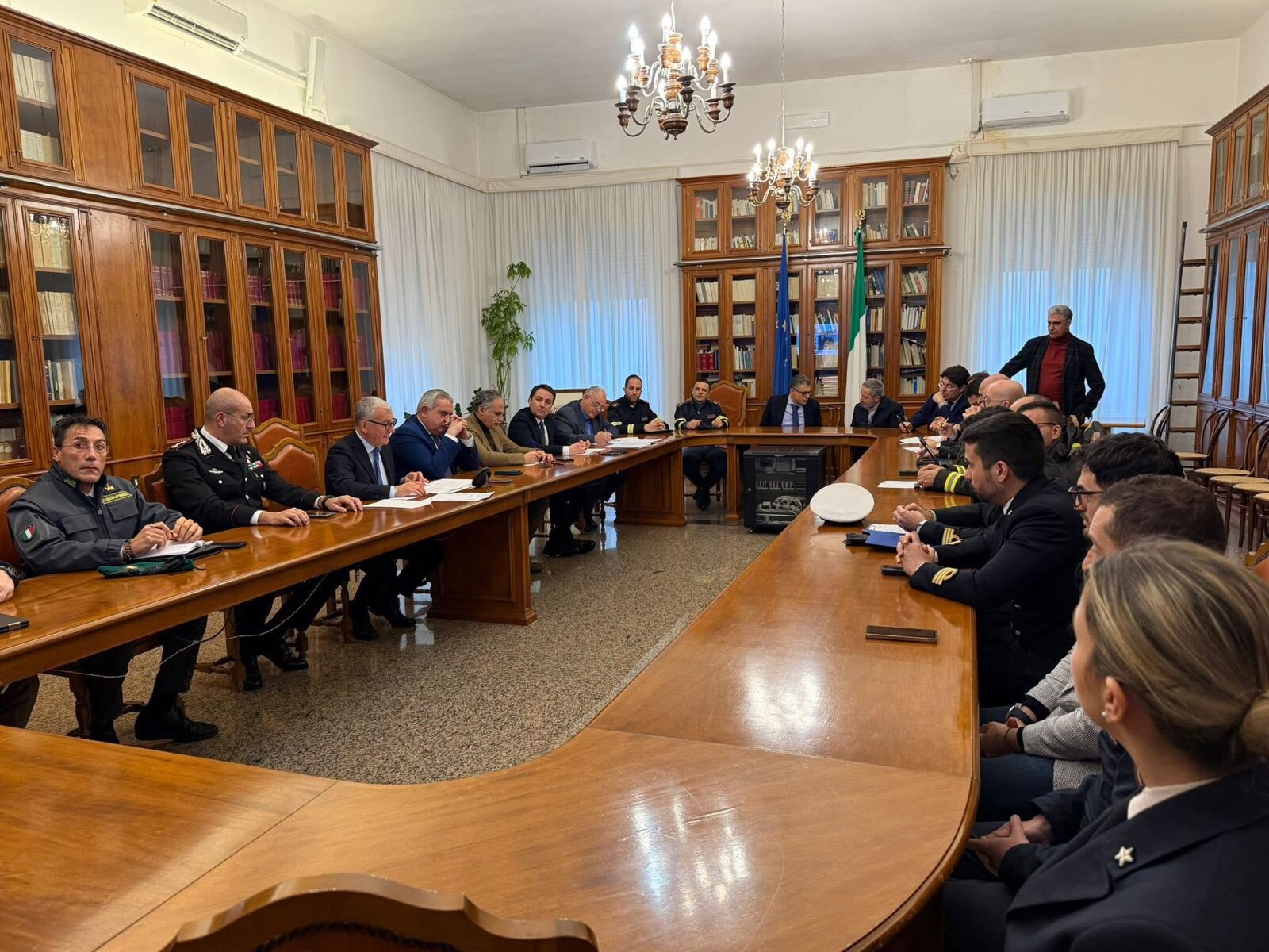 images Allerta rossa, vertice in prefettura con 80 sindaci: la Calabria verso le ore più dure 