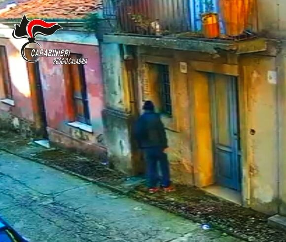 Truffe agli anziani con il metodo del "finto maresciallo" nel Reggino, sgominata la banda: 3 arresti images Truffe agli anziani con il metodo del "finto maresciallo" nel Reggino, sgominata la banda: 3 arresti