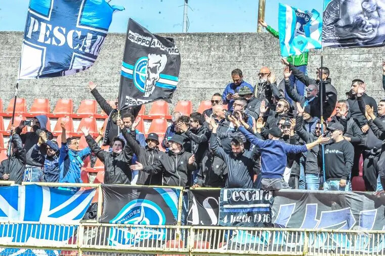 Catanzaro-Pescara, al Ceravolo le tifoserie si scambiano applausi e cori di sostegno images Catanzaro-Pescara, al Ceravolo le tifoserie si scambiano applausi e cori di sostegno