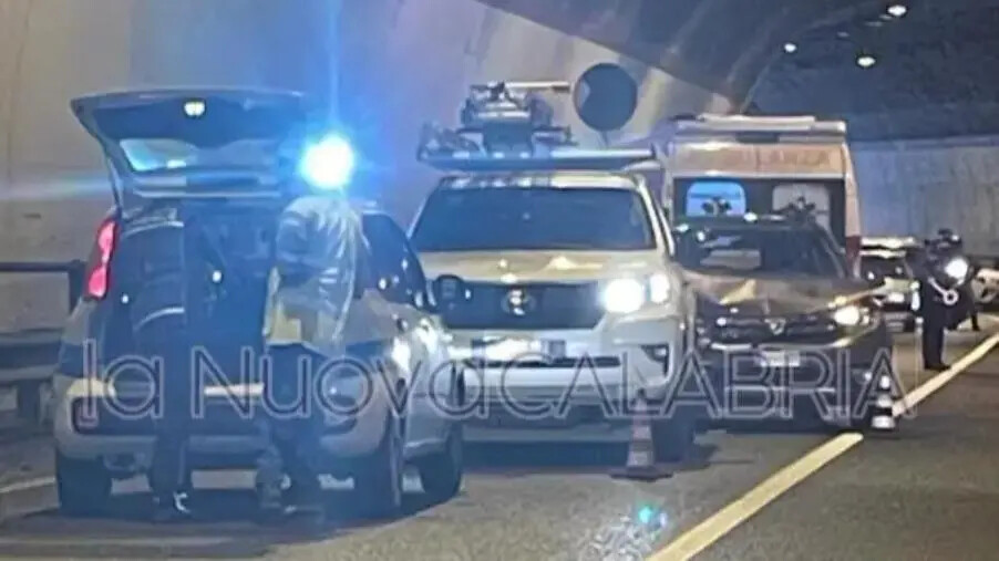 images Catanzaro, scontro nella galleria Sansinato: coinvolte 2 auto, traffico fermo
