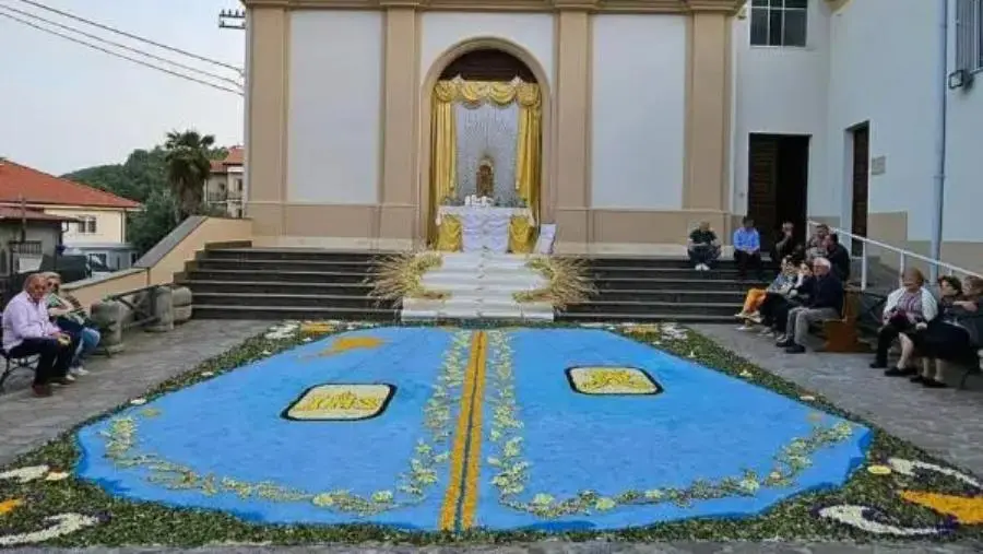 images Taverna celebra la festa del Corpus Domini con la tradizionale infiorata 